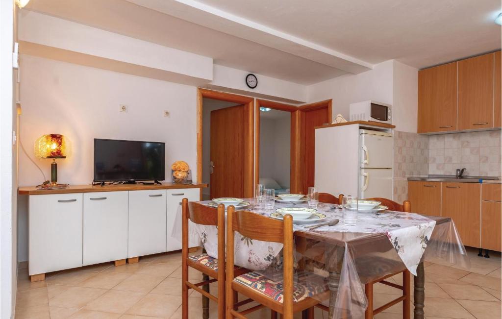 Kuchyň nebo kuchyňský kout v ubytování Lovely Apartment In Osobljava With Wifi