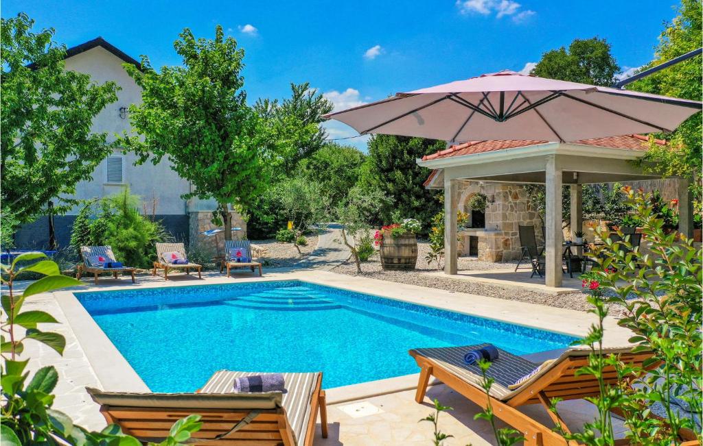 Three-Bedroom Holiday Home In Sumet