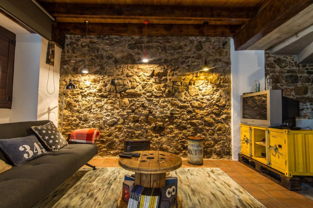 ein Wohnzimmer mit einem Sofa und einer Steinmauer in der Unterkunft La Casita in Estepona