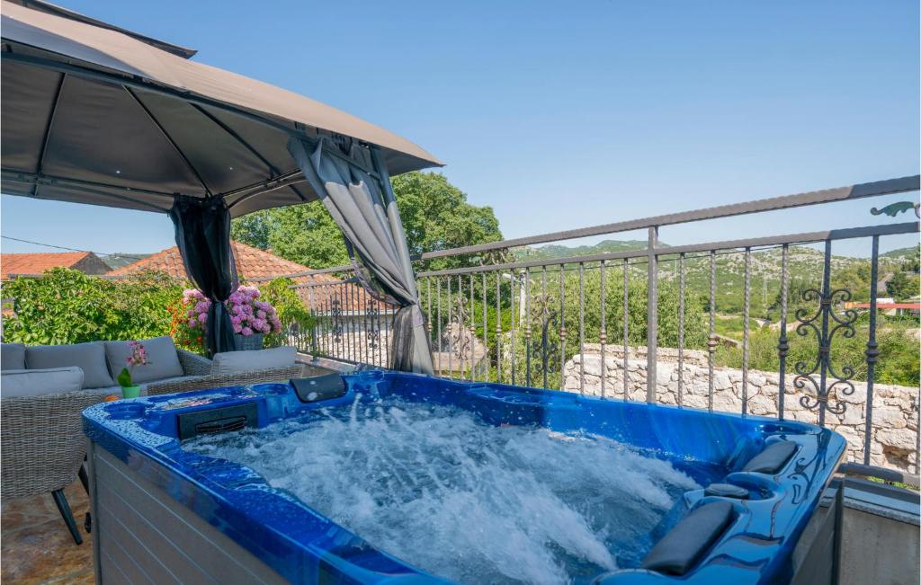 Bazén v ubytování Awesome Home In Ploce With Jacuzzi nebo v jeho okolí