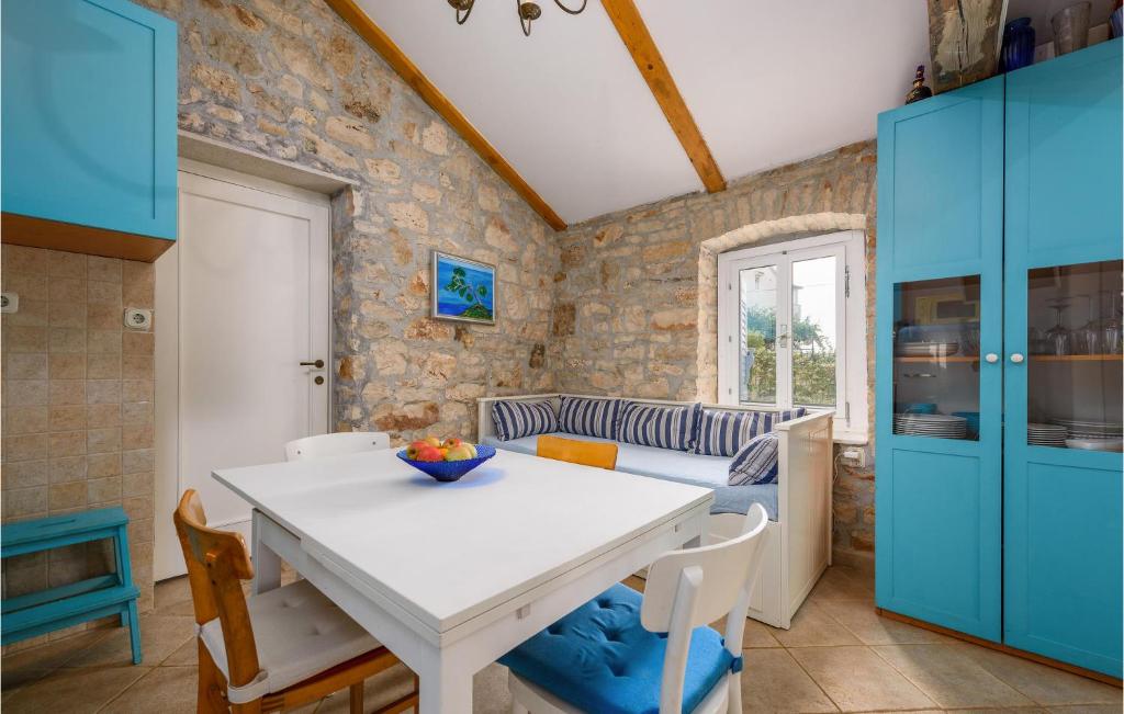 Posezení v ubytování 2 Bedroom Gorgeous Home In Vabriga