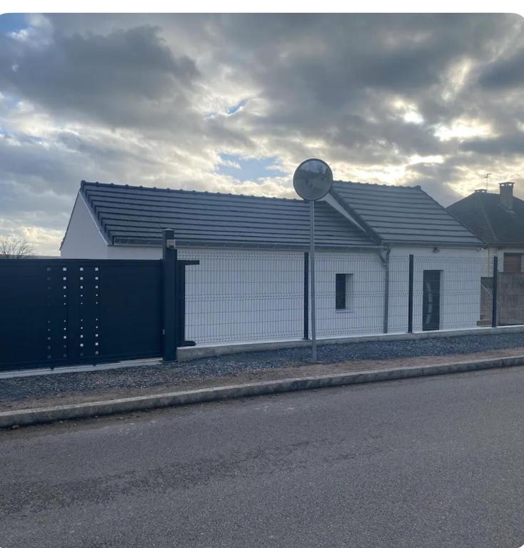 un bâtiment blanc au bord d'une rue dans l'établissement Maison du Champblanc 2 chambres, à Bourbon-Lancy