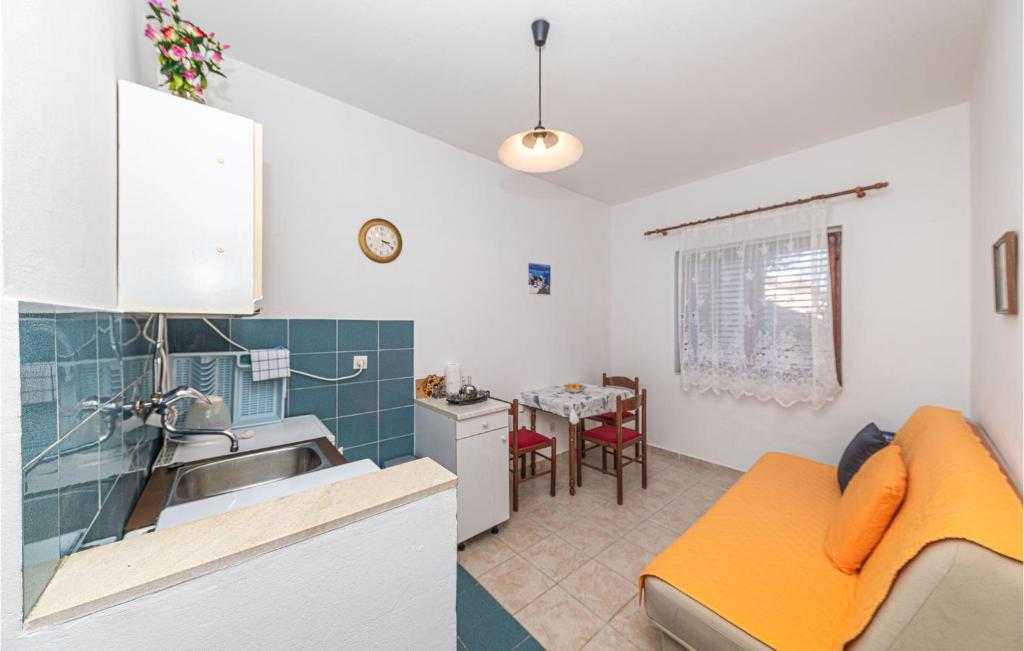 Kuchyňa alebo kuchynka v ubytovaní One-Bedroom Apartment In Seget Donji