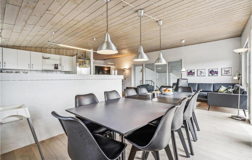 Kuchyň nebo kuchyňský kout v ubytování Holiday Home Søholmvej Hvide Sande Denm