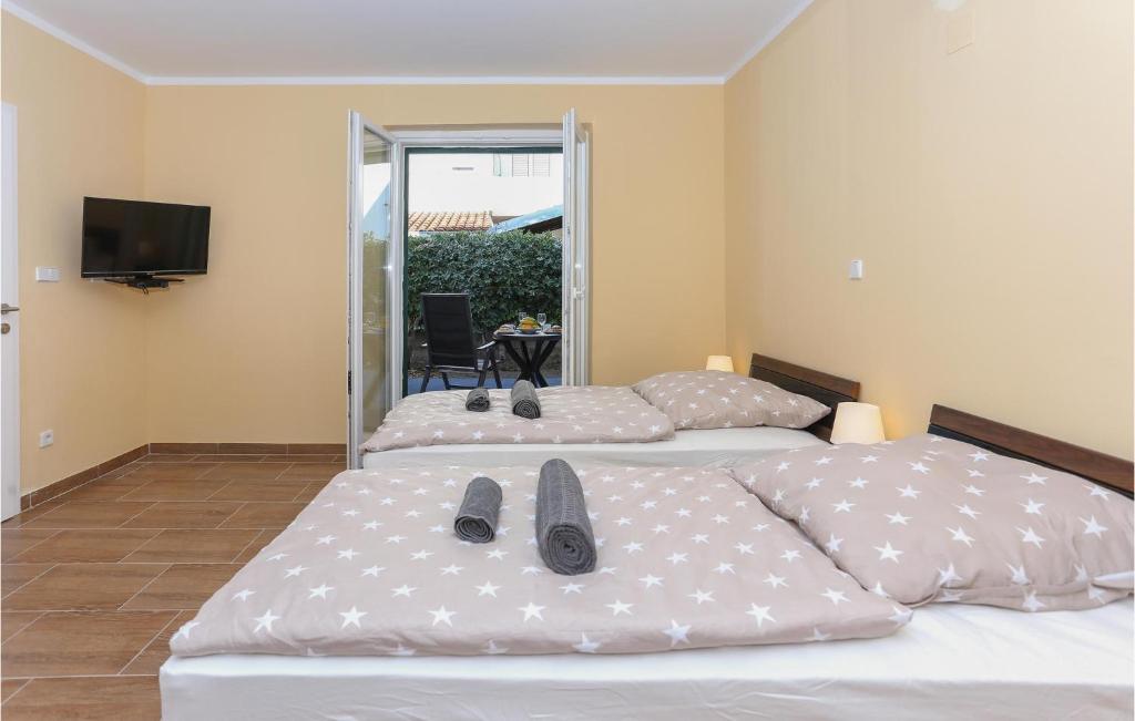 Posteľ alebo postele v izbe v ubytovaní Gorgeous Apartment In Kastel Stari