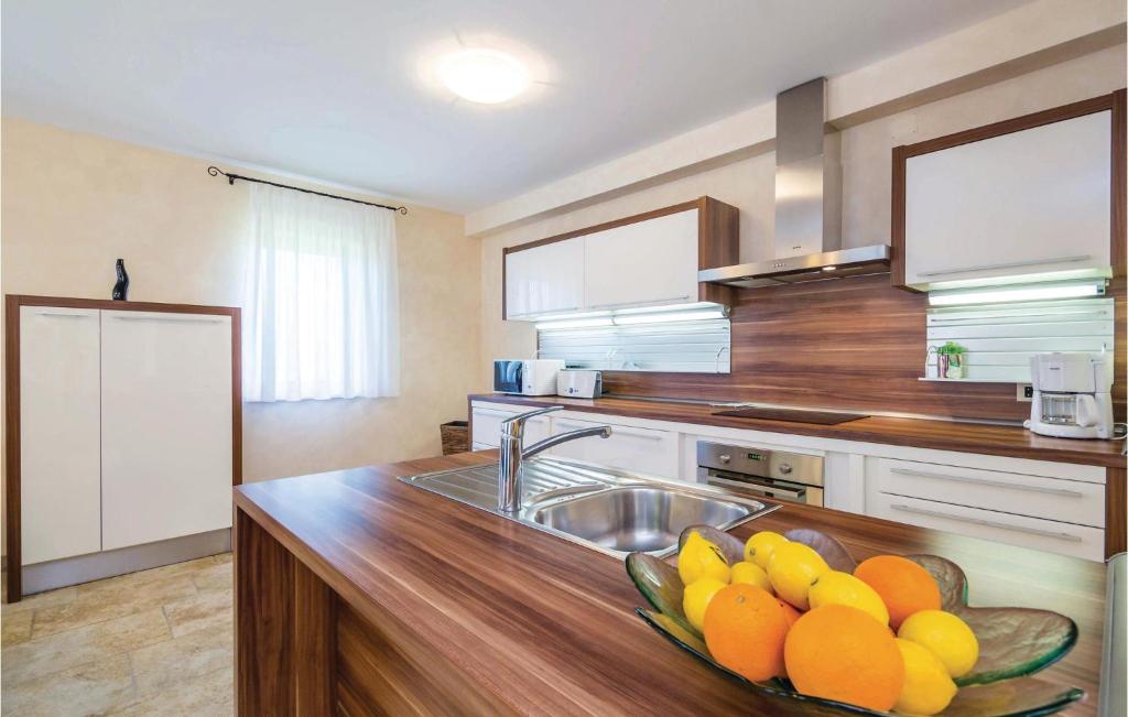 Kuchnia lub aneks kuchenny w obiekcie Lovely Home In Turcic With Kitchen