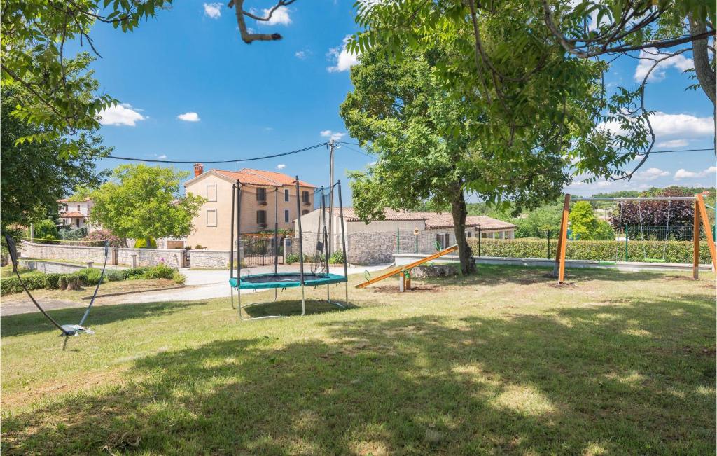 Plac zabaw dla dzieci w obiekcie Cozy Home In Tinjan With Wifi