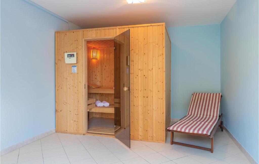 Zdjęcie z galerii obiektu Cozy Home In Tinjan With Wifi w mieście Tinjan