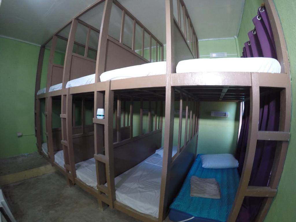 Palanda nebo palandy na pokoji v ubytování Malapascua Budget Inn MBI DIVE CENTER
