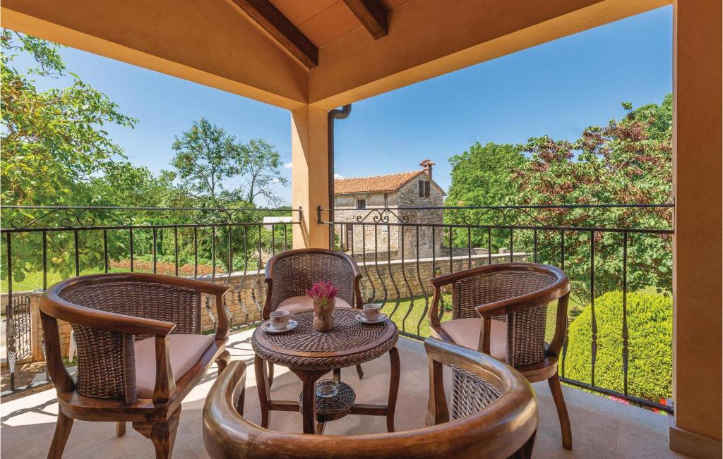 Balkon lub taras w obiekcie Cozy Home In Tinjan With Wifi
