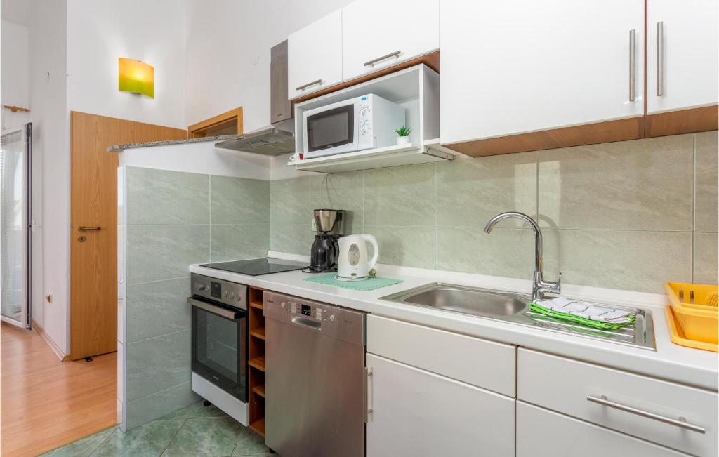 Kuchyňa alebo kuchynka v ubytovaní Beautiful Apartment In Krk With Kitchen