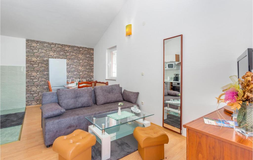 Posedenie v ubytovaní Beautiful Apartment In Krk With Kitchen
