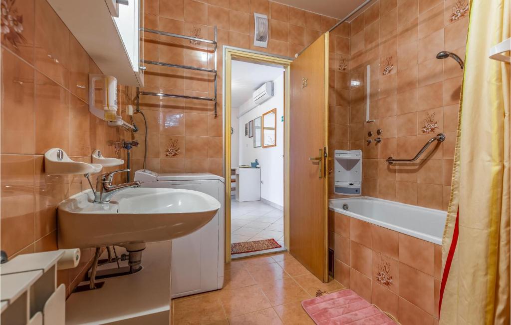 Łazienka w obiekcie 3 Bedroom Stunning Apartment In Rovinj