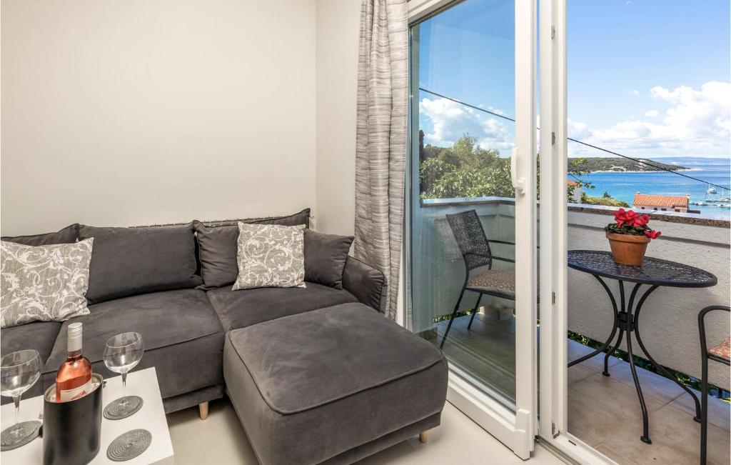 Posedenie v ubytovaní 1 Bedroom Stunning Apartment In Kampor