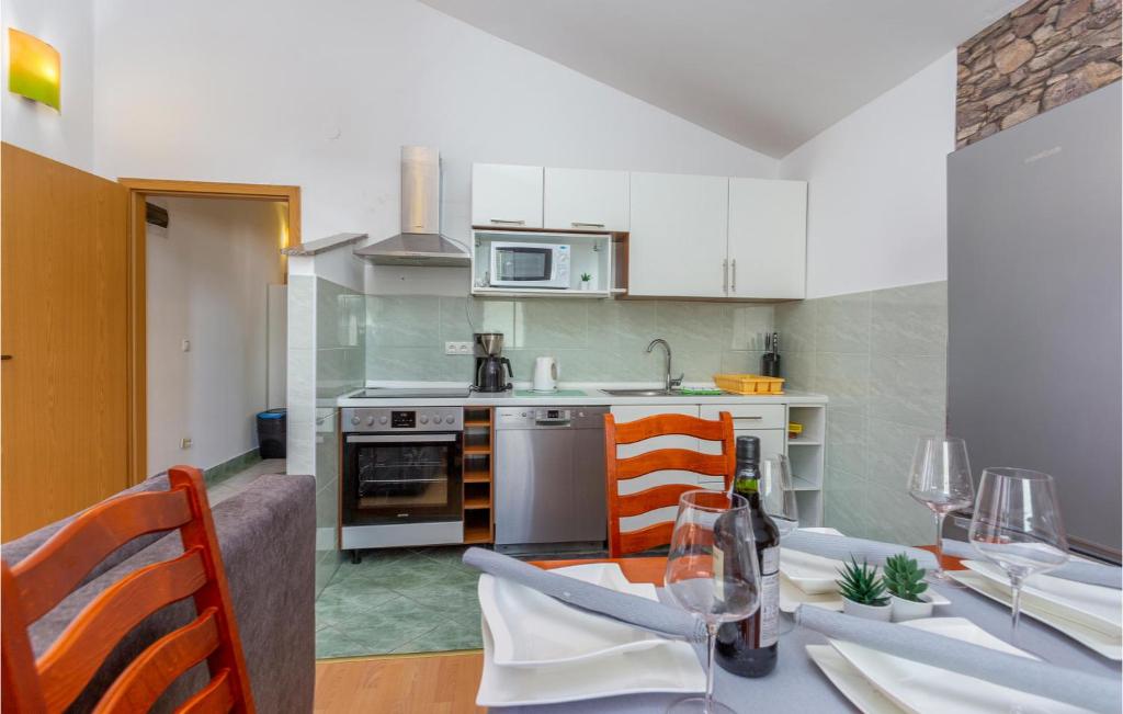 Kuchyňa alebo kuchynka v ubytovaní Beautiful Apartment In Krk With Kitchen