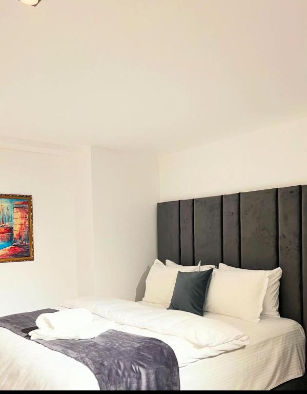 Postel nebo postele na pokoji v ubytování Hotel Europa Prishtina