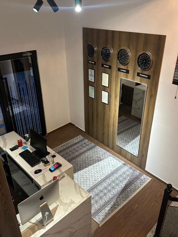 TV a/nebo společenská místnost v ubytování Hotel Europa Prishtina