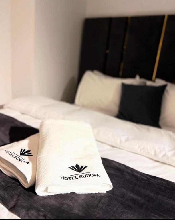 Postel nebo postele na pokoji v ubytování Hotel Europa Prishtina