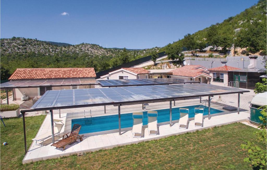 Bazén v ubytovaní 4 Bedroom Stunning Home In Neoric alebo v jeho blízkosti