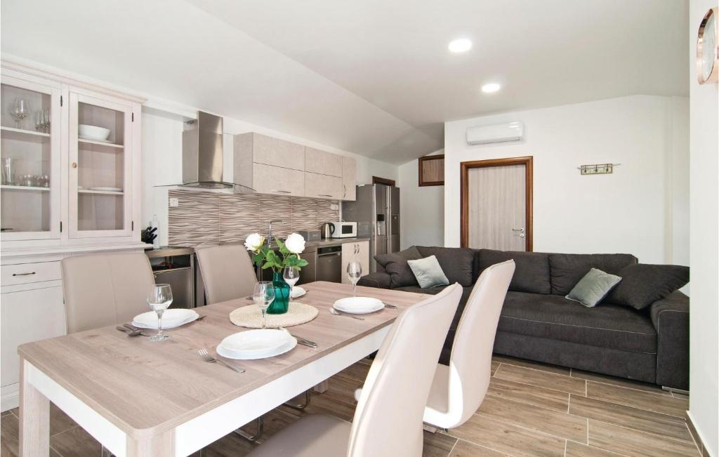 Kuchyňa alebo kuchynka v ubytovaní 4 Bedroom Stunning Home In Neoric