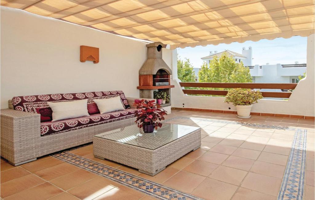 Posezení v ubytování 2 Bedroom Lovely Apartment In Estepona