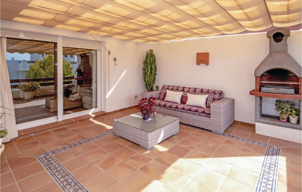 Posezení v ubytování 2 Bedroom Lovely Apartment In Estepona