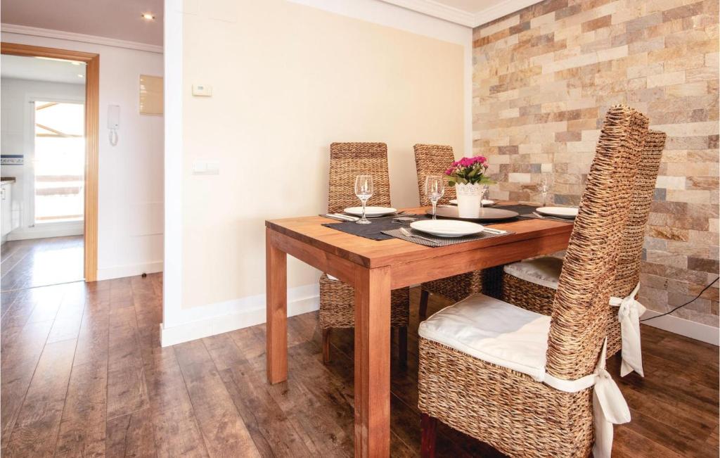 Posezení v ubytování 2 Bedroom Lovely Apartment In Estepona