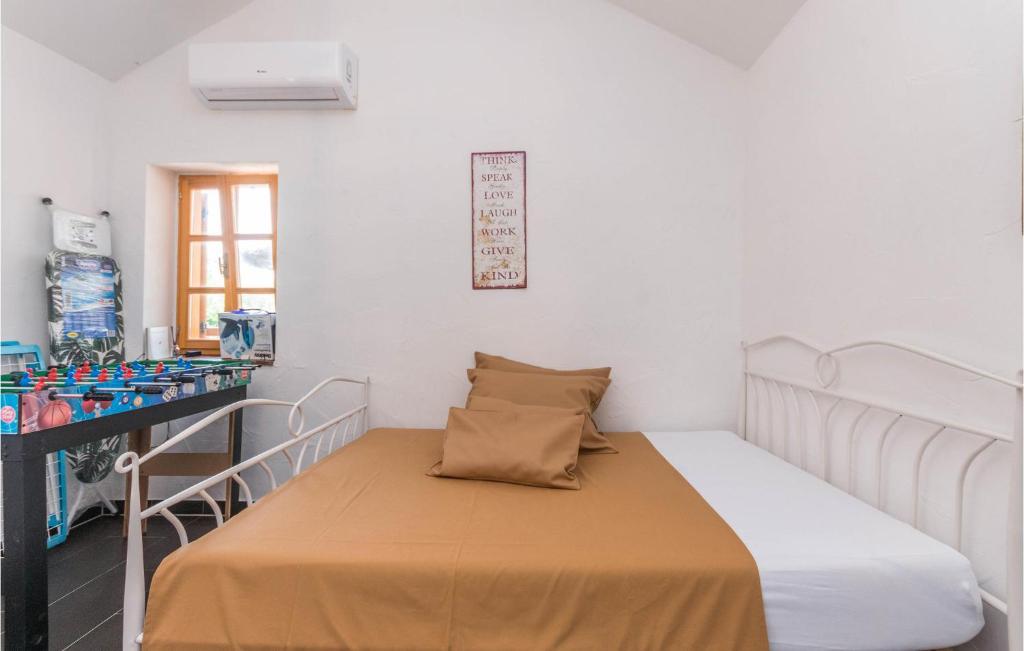 Posteľ alebo postele v izbe v ubytovaní 3 Bedroom Cozy Home In Sukosan