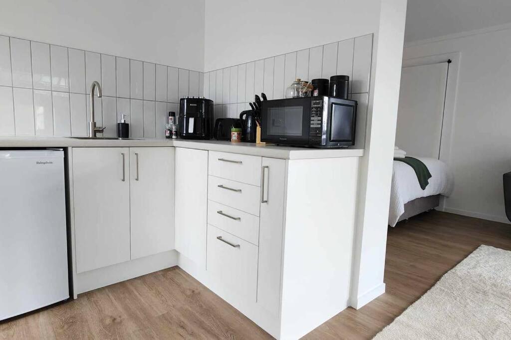 Beautiful New Onerahi Studio - Resim 4