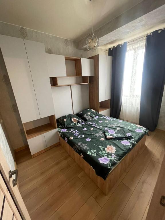Postel nebo postele na pokoji v ubytování My Sweet Home in Rustavi city 15