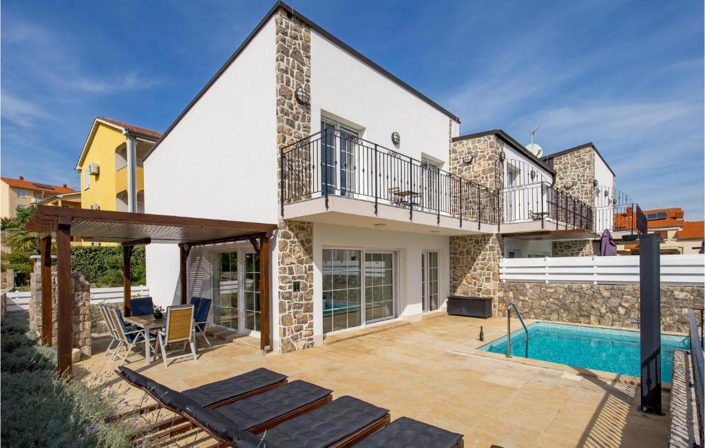 Bazén v ubytování 3 Bedroom Stunning Home In Kornic nebo v jeho okolí