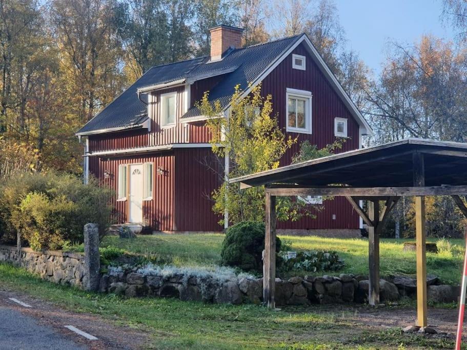 a red house with a black roof at 85qm Schwedenhaus mit Booten Tischtennis Grill und nur 15km bis Vimmerby in Södra Vi