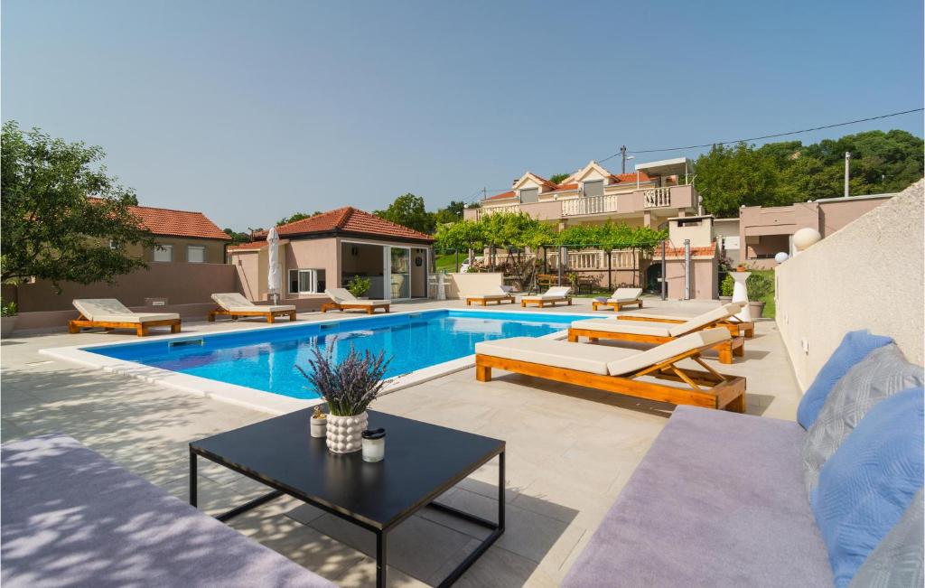 un cortile con piscina e una casa di Amazing Apartment In Obrovac Sinjski a Obrovac Sinjski