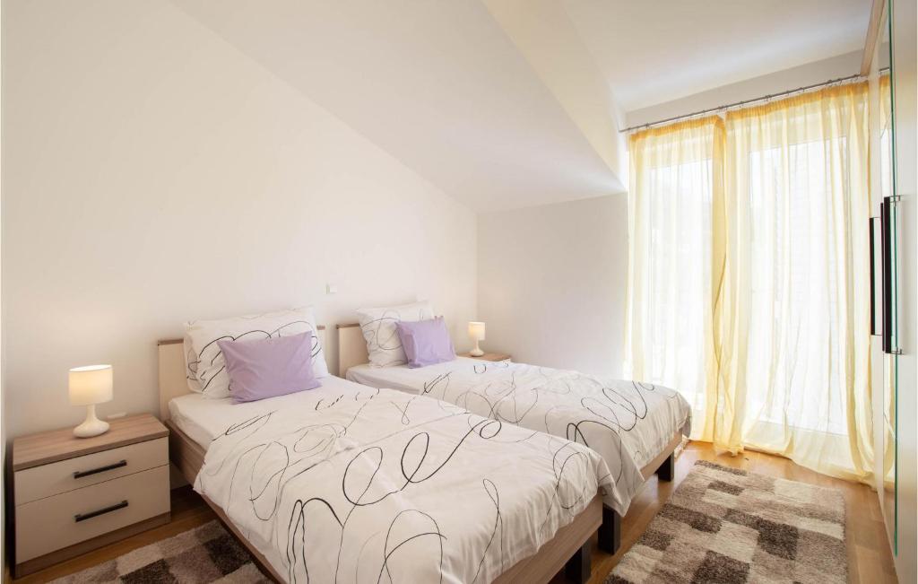 Posteľ alebo postele v izbe v ubytovaní 2 Bedroom Nice Apartment In Podstrana