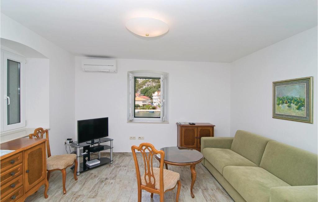 Televízia a/alebo spoločenská miestnosť v ubytovaní 3 Bedroom Lovely Apartment In Omis