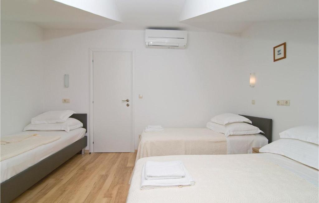 Posteľ alebo postele v izbe v ubytovaní 3 Bedroom Lovely Apartment In Omis