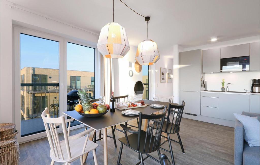 Una cocina y un comedor con mesa y sillas. en Penthouse Comfort, en Lembruch