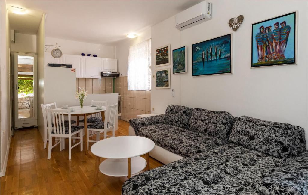 Posezení v ubytování 1 Bedroom Stunning Apartment In Komarna