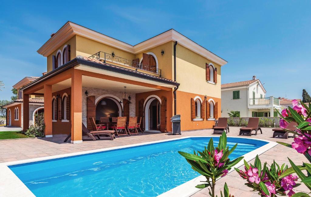 dom z basenem przed domem w obiekcie Three-Bedroom Holiday Home In Vabriga w mieście Vabriga