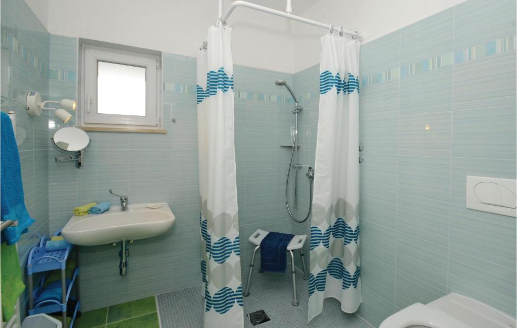 Kúpeľňa v ubytovaní One-Bedroom Apartment Koromacno With Sea View 02