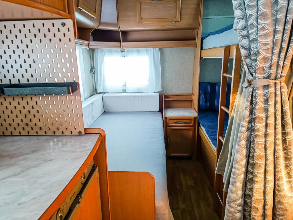 Postel nebo postele na pokoji v ubytování Santa's winter Caravan-Kabe Smaragd