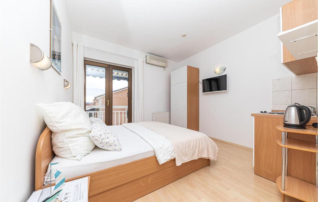Posteľ alebo postele v izbe v ubytovaní Cozy Apartment In Kastel Stafilic