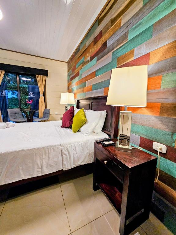 Postel nebo postele na pokoji v ubytování Calathea Lodge Monteverde