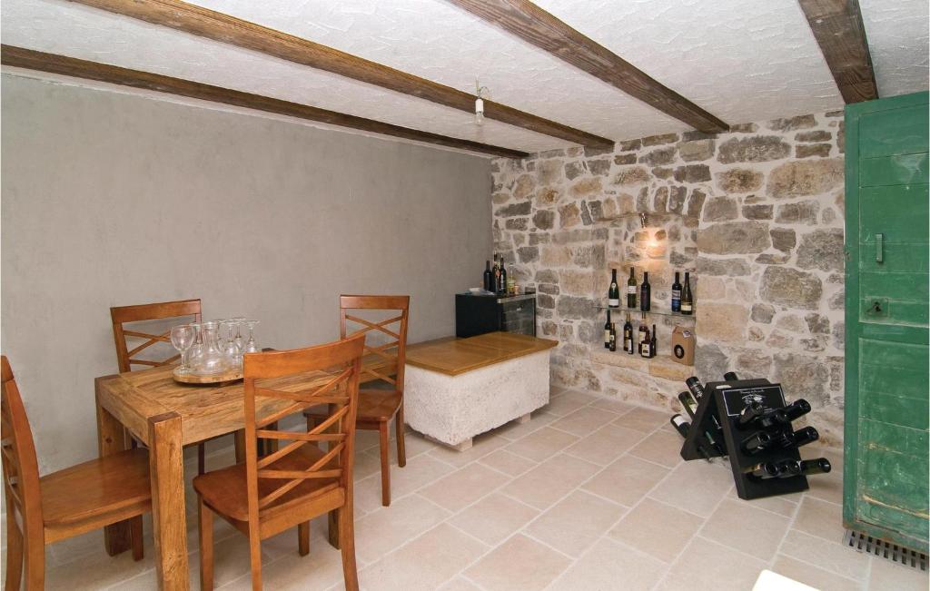 Posedenie v ubytovaní 3 Bedroom Lovely Apartment In Omis