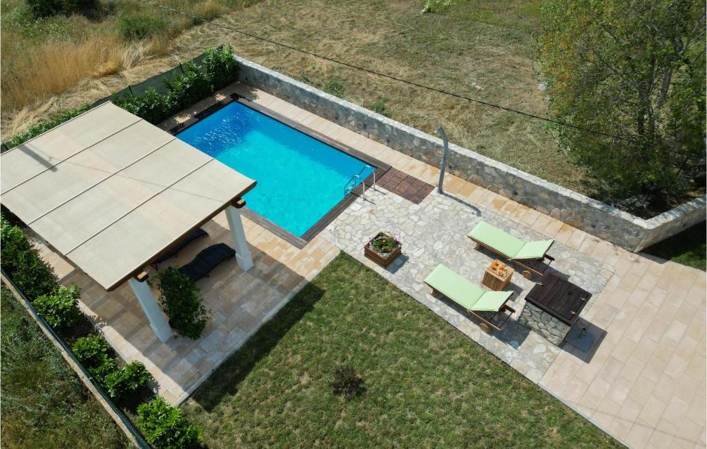 Bazén v ubytovaní 2 Bedroom Beautiful Home In Trilj alebo v jeho blízkosti