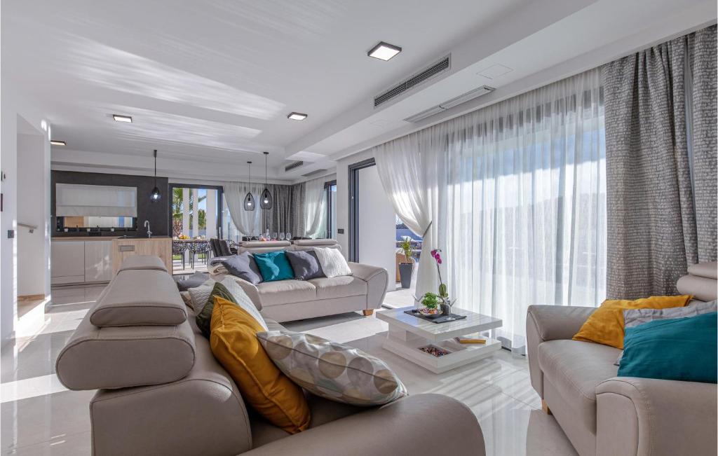 salon z dwiema kanapami i dużym oknem w obiekcie Nice Home In Krk With Sauna w mieście Vrh