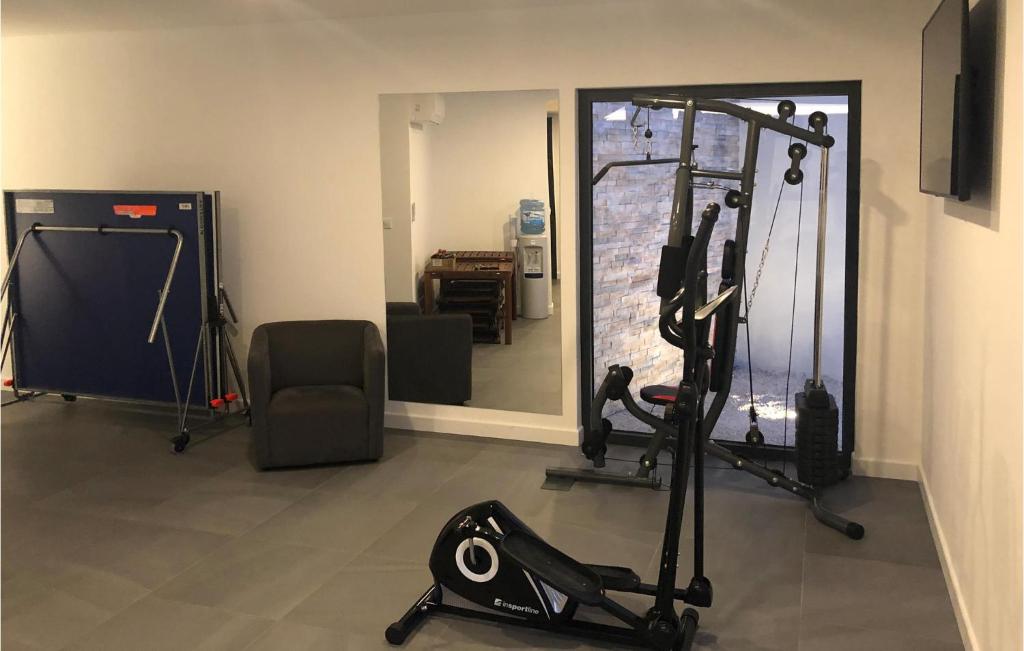 Posilňovňa alebo fitness centrum v ubytovaní Nice Home In Okrug Gornji With Sauna