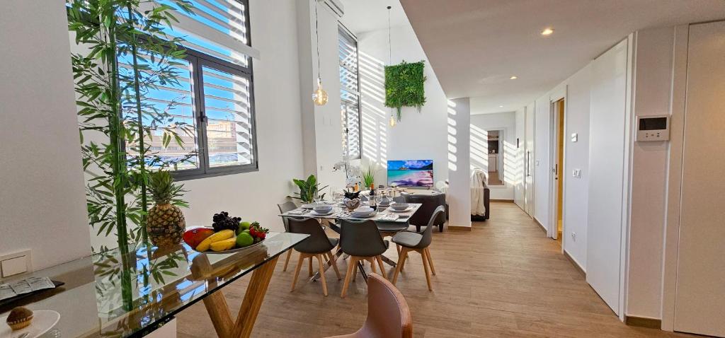 Hotel Apartamento Ciudad de Las Ciencias - Apartamento Ciudad de Les Arts, a kitchen and dining room with a table and chairs at Apartamento Ciudad de Las Ciencias - Apartamento Ciudad de Les Arts in Valencia