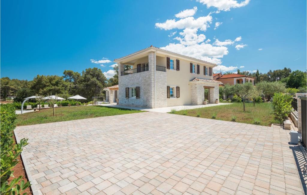 Vonkajšia záhrada v ubytovaní Stunning Home In Umag With Wifi