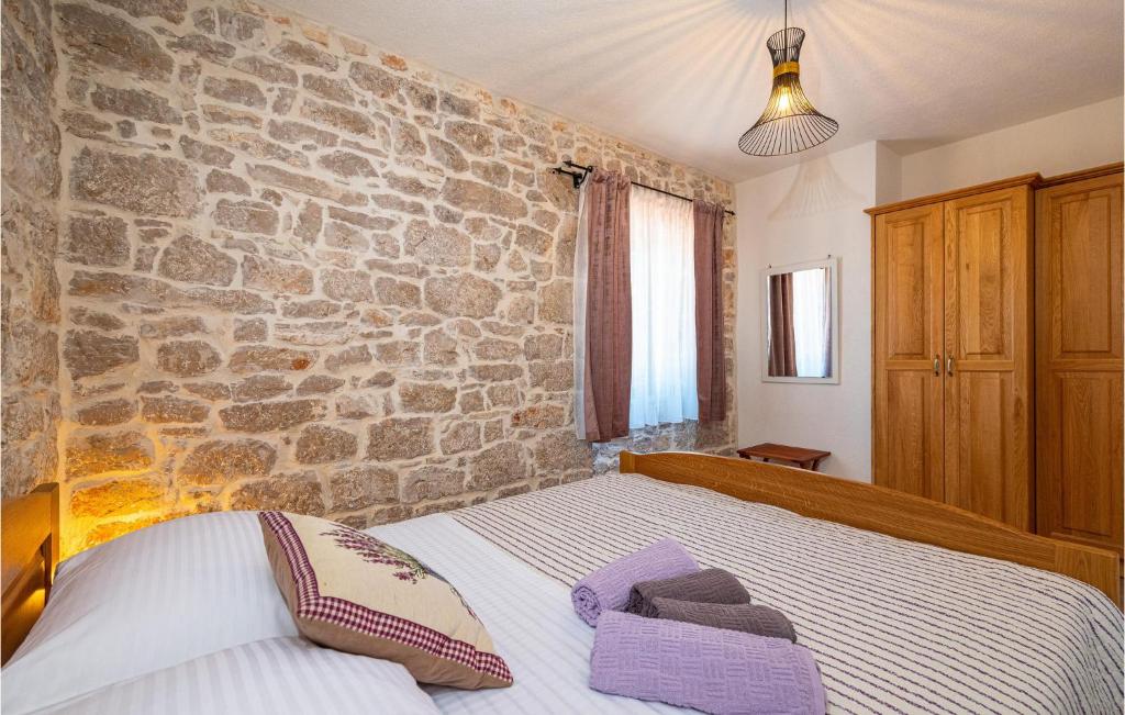 Posteľ alebo postele v izbe v ubytovaní Cozy Home In Drage With Jacuzzi
